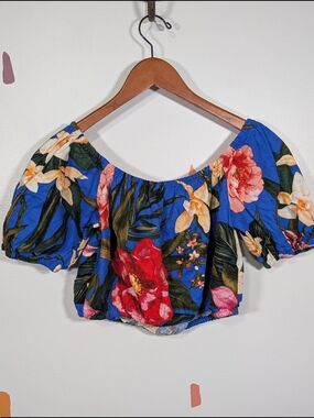 cupcakes & cashmere Blue Floral Off-Shoulder Crop Top